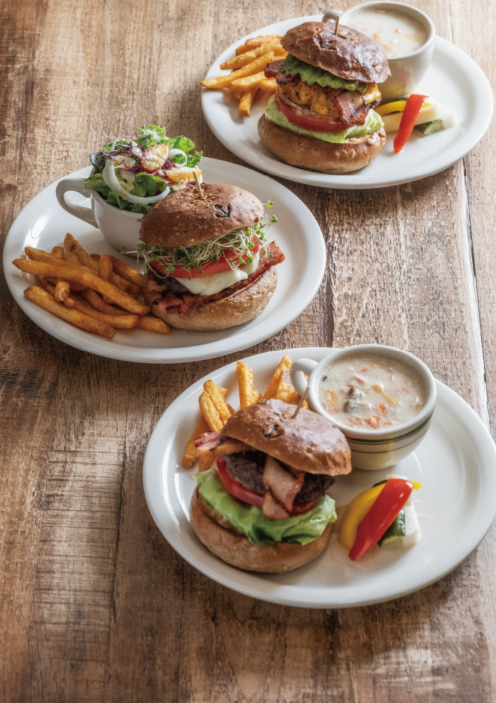 レタスの代わりにブロッコリースプラウトを使うのもサンチャゴ流（中央）。奥のA.B.Cバーガーは単品1,650円、フレンチフライ付き1,850円。ドリンクやスープ付きなど、組み合わせは多彩。