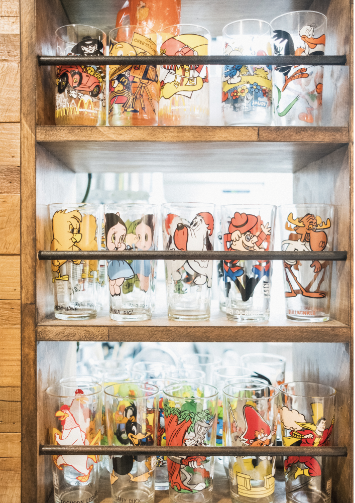 デニムを通して70年代のアメリカ文化に惹かれた高松夫妻。食器やインテリアからもそれがうかがえる。