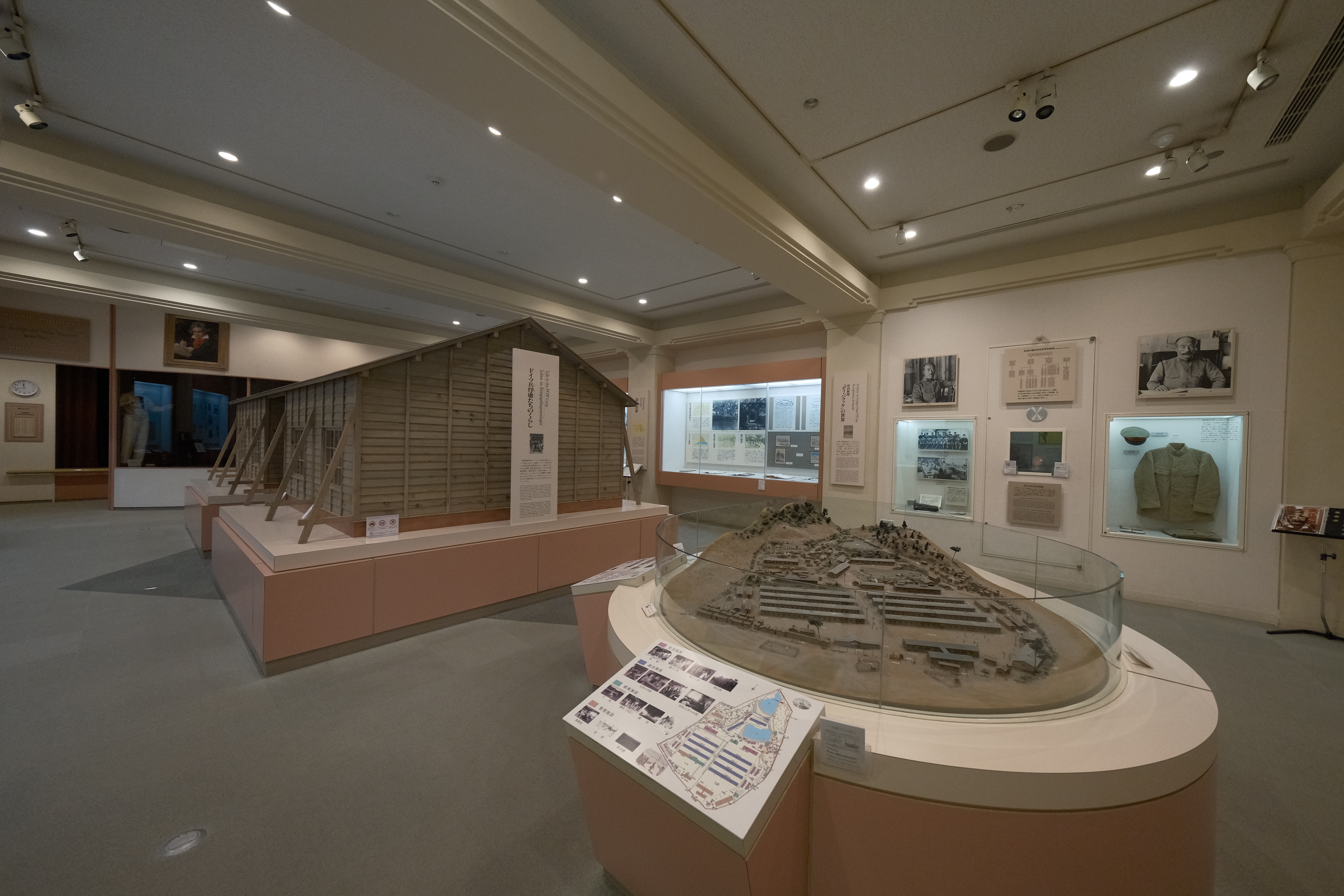 地元の方に楽器演奏を教えたり、教えられたり。