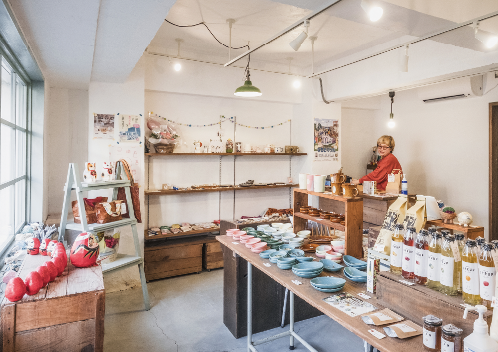 原さんのあたたかい眼差しで選ばれた商品は、どれも物語を感じさせる。プレゼント用のラッピングも気軽にお願いできる。