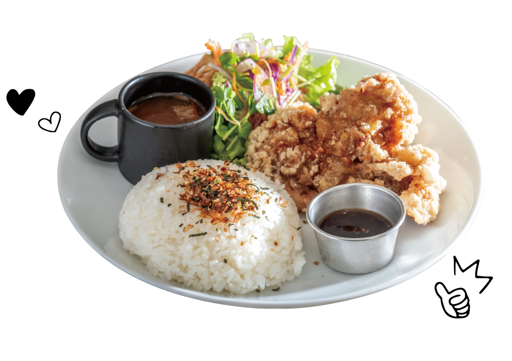 11:00〜16:00に提供する「ランチプレート」はメインを4種から選べる（サラダ・スープ・ドリンク付で1,400円）。一番人気は鶏の唐揚げ。