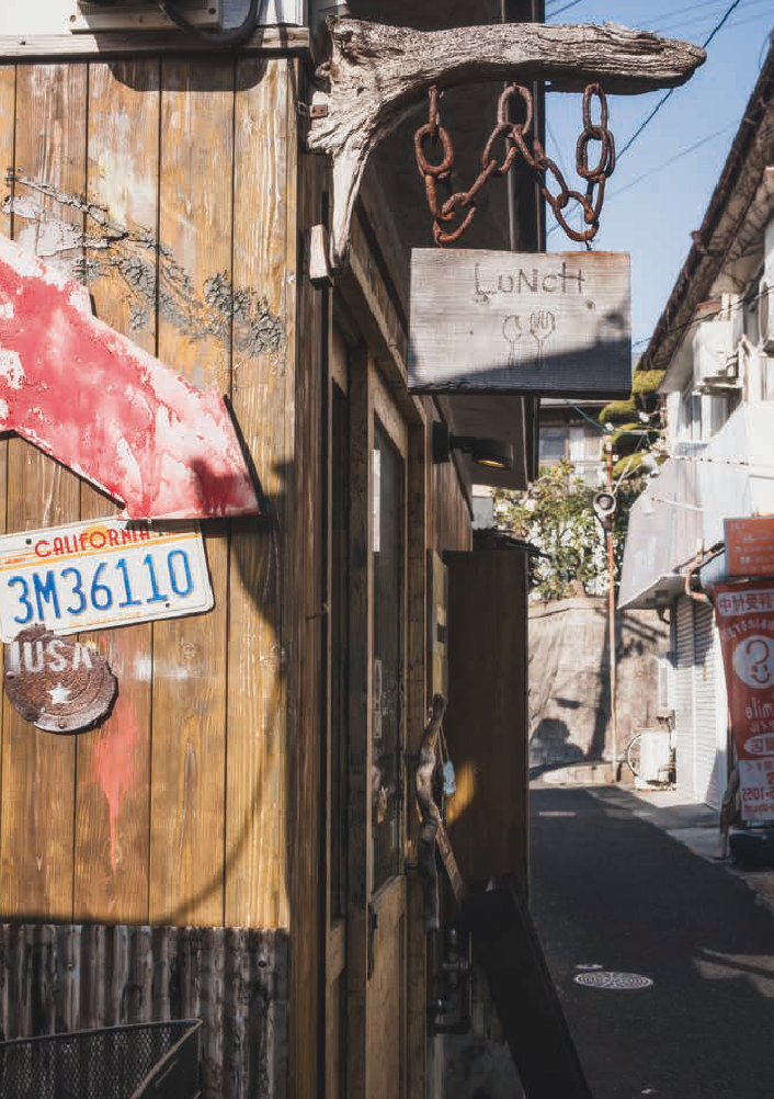 アンティーク風の外壁や手づくり感満点の看板など、味わいのある店構え。初めてでも入りやすい雰囲気だ。