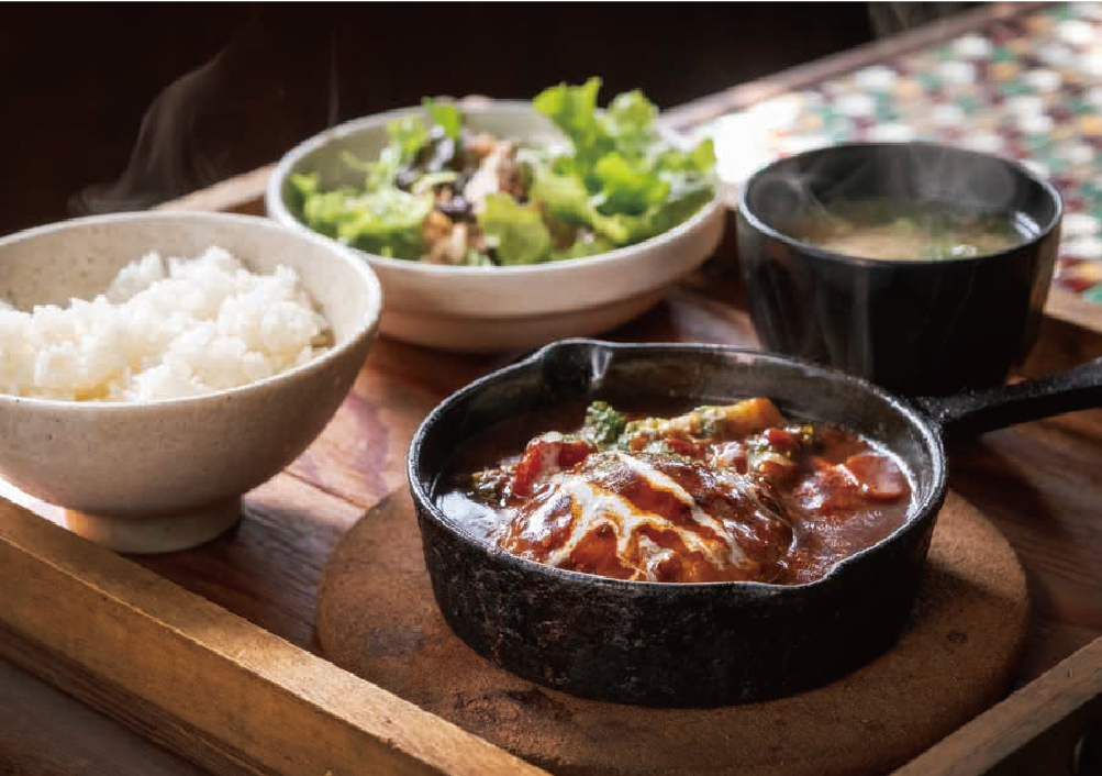 「チーズ入り粗挽きハンバーグ（1,200円）」のランチは、自家製のデミグラスソ―スがたっぷり。サラダ、ご飯、味噌汁付き。