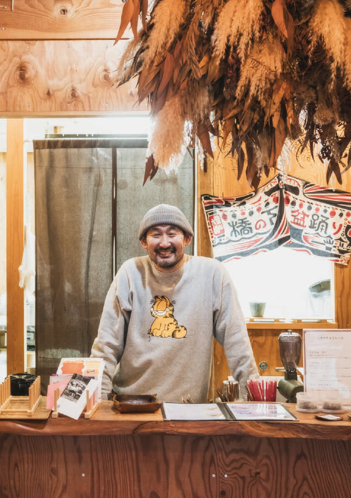 「特に塩屋町が好きとかじゃないよ！家賃が安いからここに来たんです」と言いつつも、話せば塩屋愛があふれている店主の福岡さん。