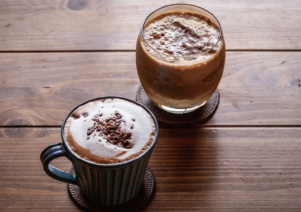 濃厚なチョコレートの味わいと、滑らかな食感の「テリーヌショコラ（605円）」。「ホットチョコレート（660円）」と「アイスショコラ（715円）」はいずれもしっかりと苦味が楽しめる、大人向けのドリンク。