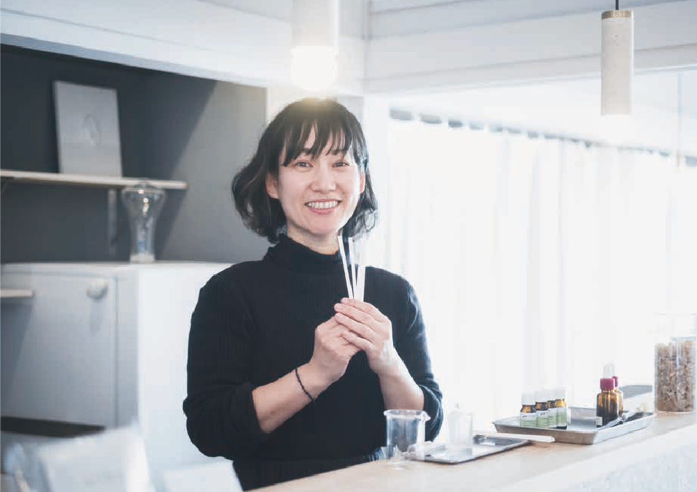 「ストレスを解消したり、気持ちを穏やかにしたり。香りが持つ力に気づく場になれば嬉しい」と話す森岡さん。彼女がセレクトした生活雑貨も扱っている。