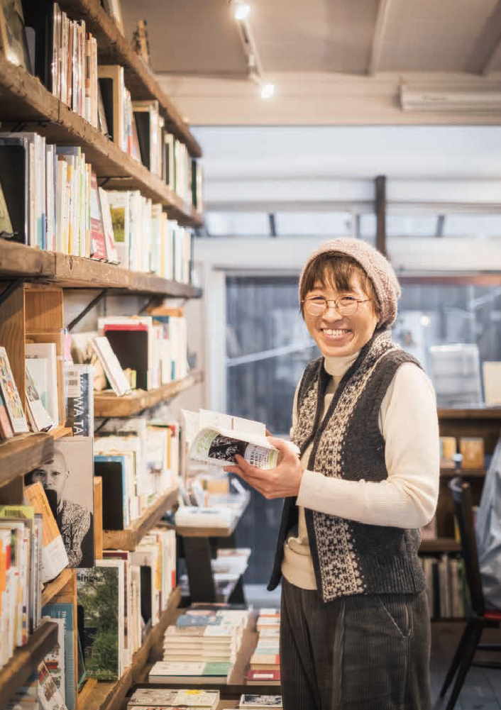 「忙しい毎日ですが、大好きな本に囲まれて楽しさを感じています」と笑う有吉さん。お客さまと本談義に興じることもあるそう。