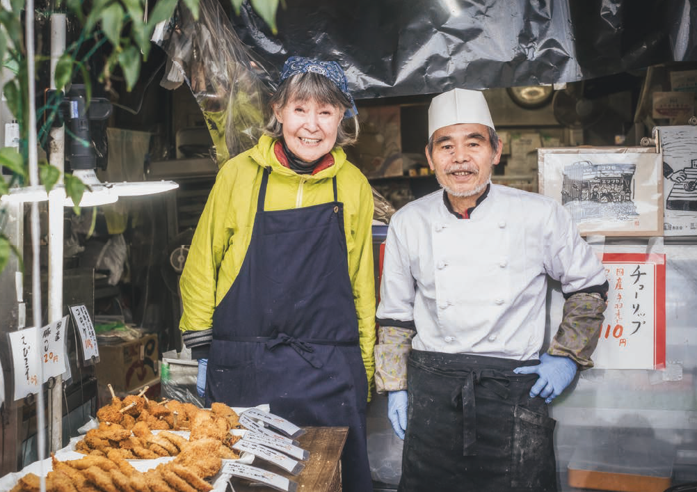 仲良しの大橋夫妻。下ごしらえは達夫さん、店頭で揚げを担当しているのは加代子さん。二人三脚で店を切り盛り。