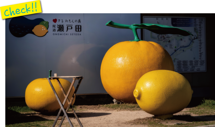 店からほど近い場所にあるレモンのオブジェ。レモンの島への訪問記念に、写真撮影をする人が並ぶことも。