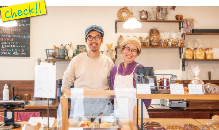 2015年に東京から移住してきた、「パン屋
                まるまど」の小松夫妻。「（当時）パン屋がなかった大三島にパン屋を」との想いで開業。大三島をはじめ、しまなみ海道ならではの素材を取り入れたパンで人気を博している。