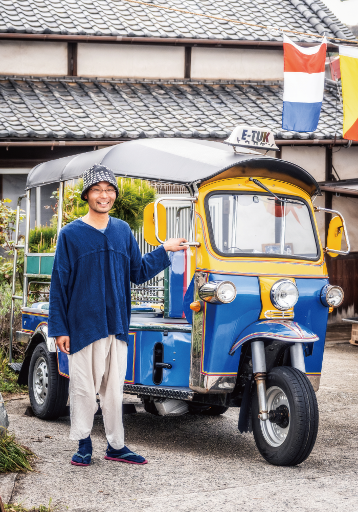 孝彦さんの愛車・トゥクトゥクのとうかげん号。宿泊客の送迎などに使われている。