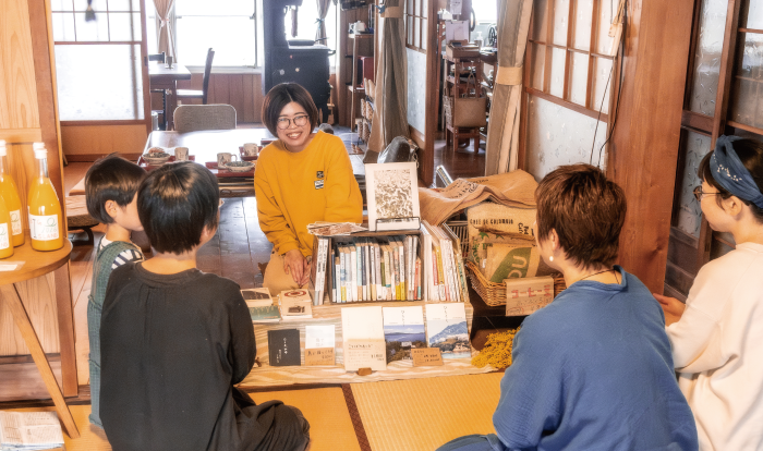 大島で書店「こりおり文庫」と焙煎所「こりおり珈琲」を営んでいる千々木涼子さんも移住者。「とおか市」に出店して盛り上げている。