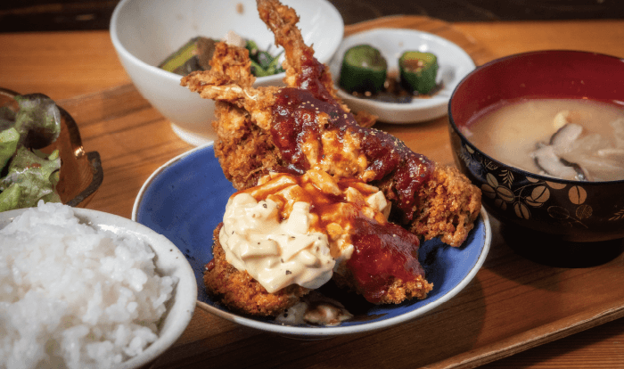 おかずはアスパラ肉巻きフライやエビフライなど7種類から選べる。