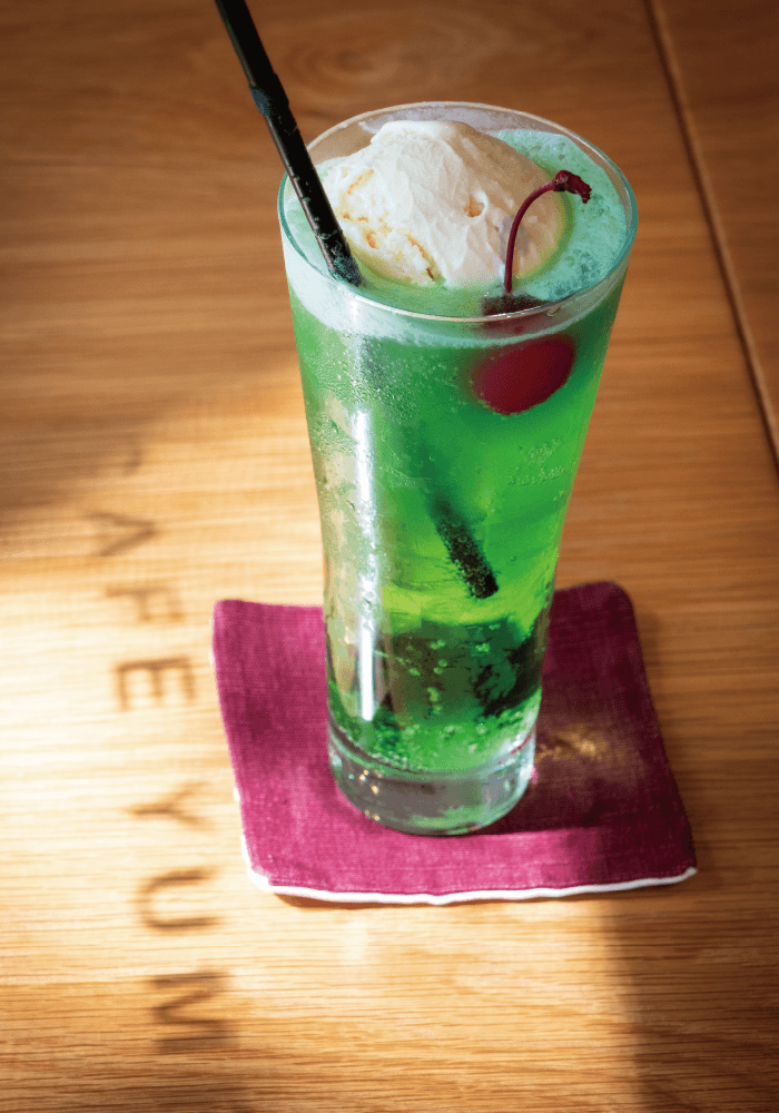 メロンソーダにアイスクリームを浮かべた「大正浪漫クリームソーダ(800円)」は、夢二の好物だったソーダ水にちなんだメニュー。