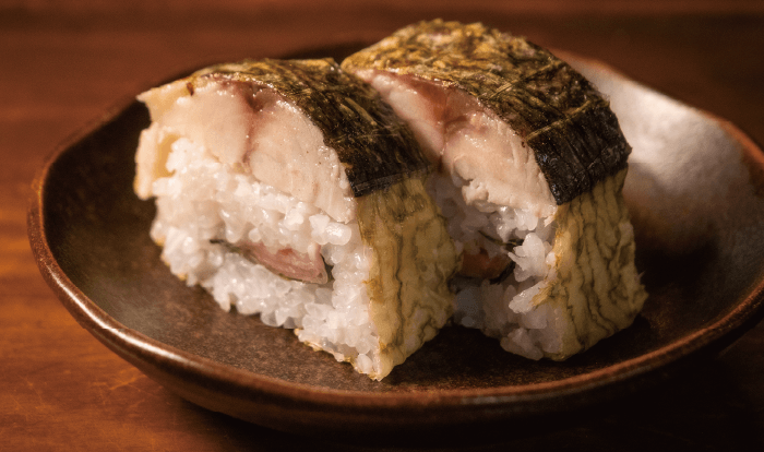 脂がのった焼きさばを使う「さば寿司(2貫300円)」も名物。