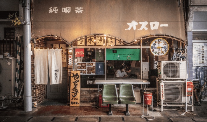 オーニングテントには「純喫茶」の文字があるが、れっきとした寿司店。一風変わった店構えだが、本格派の味わいが楽しめるとあって、観光客のみならず地元の人々からも愛されている。