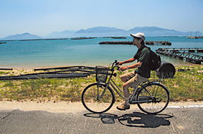 粟島港から西へすぐ、レンタサイクル500円