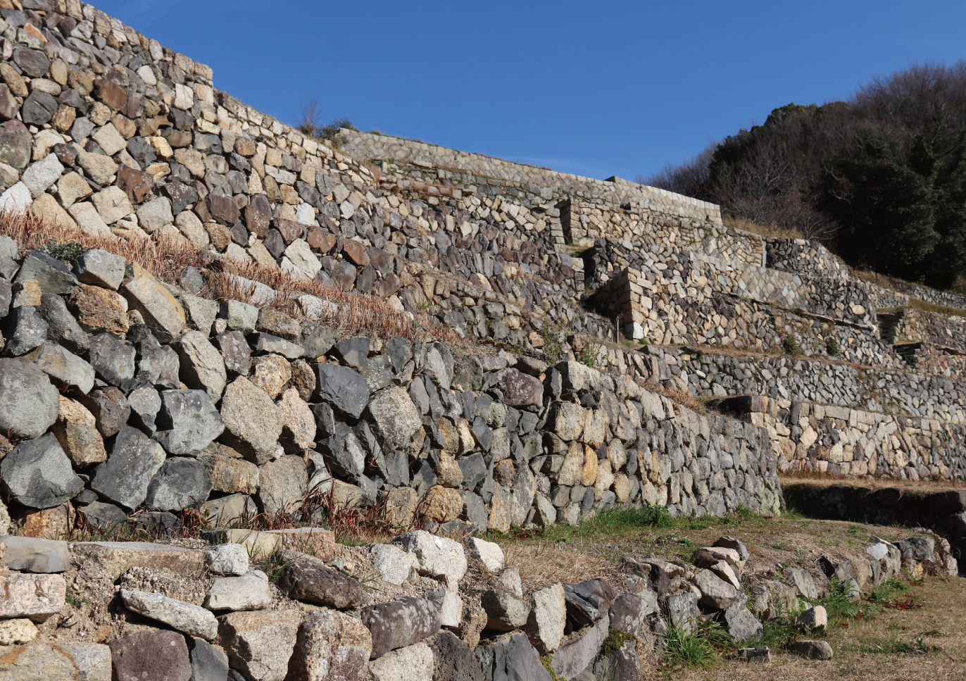 野面積（のづらづみ）の石で構築された池田の桟敷は、祭礼の見物席として現在も活用されている。大阪万博（1970年）のパビリオンのモデルにもなった。