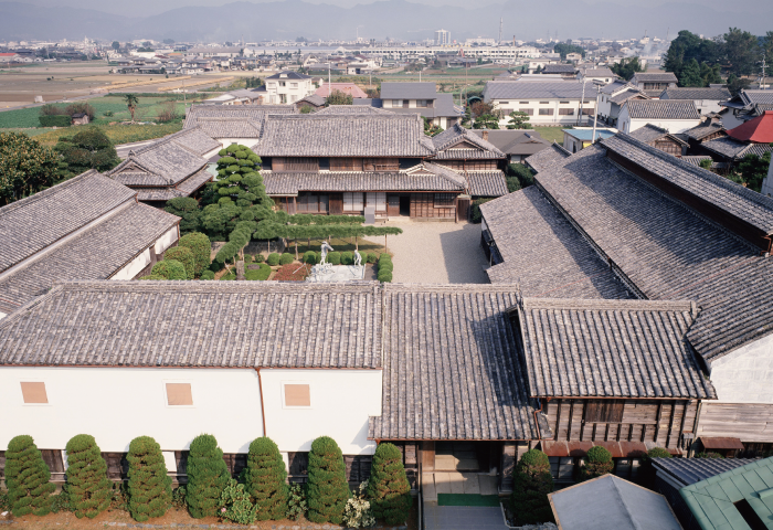 中庭を囲むように主屋や加工場、奉公人の部屋などが残る奥村家住宅。