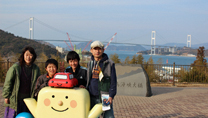 来島海峡大橋をバックに記念撮影。