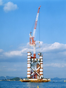 写真：タワークレーンによる塔の架設