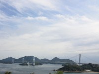 小島からみた来島海峡大橋