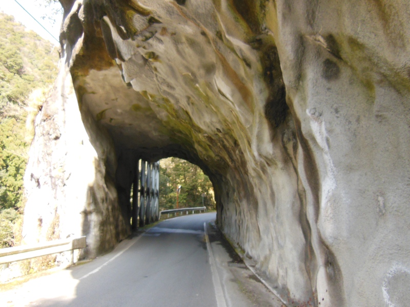 岩盤のオーバーハングとトンネル