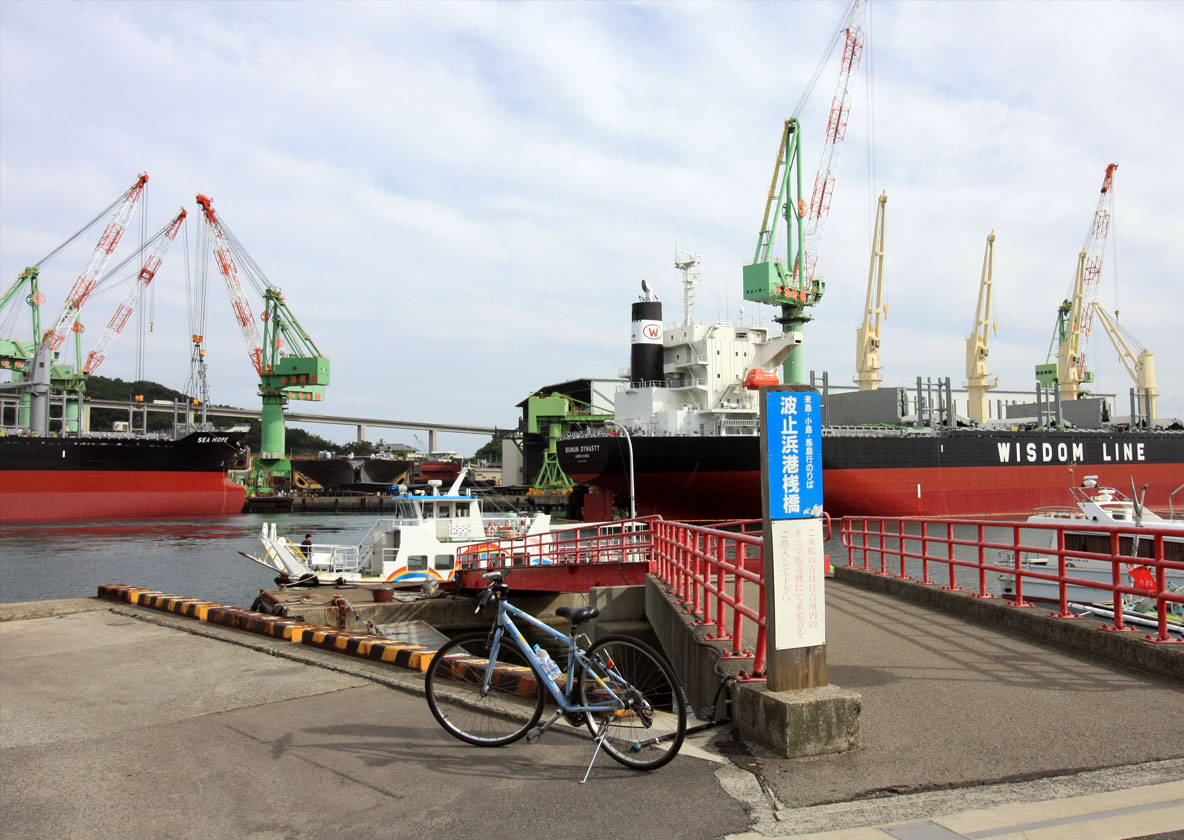 今治市街の波止浜港